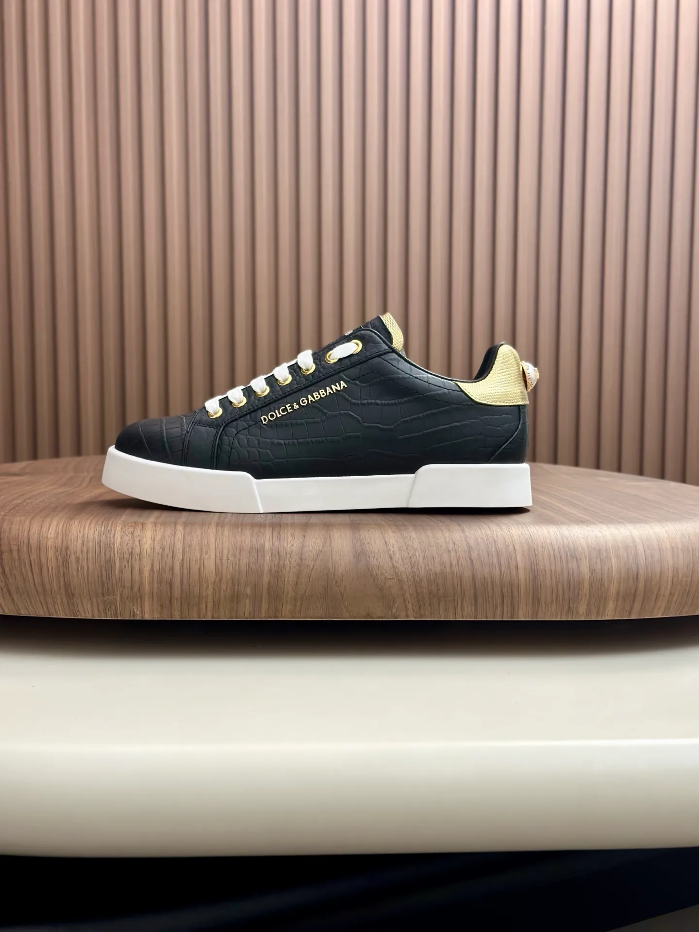 New product 💰800 DG Dolce & Gabbana men's shoes 💰ortofino calfskin sneakers ♞size; 39~44 (customized 38.45.46) Iconic men's shoes 💰ortofino series of sneakers, classic and timeless style, now presented with fashionable details. The calfskin engraved DG logo is a subtle finishing touch. Men's shoes💰ortofino calfskin sneakers: